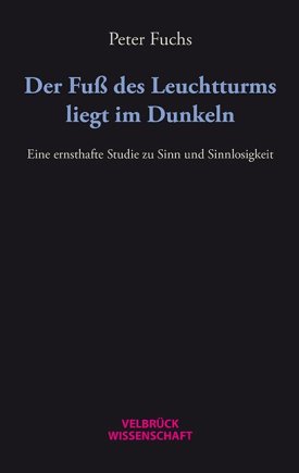 Der Fuß des Leuchtturms liegt im Dunkeln 