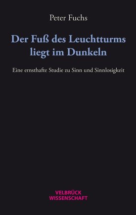 Der Fuß des Leuchtturms liegt im Dunkeln 